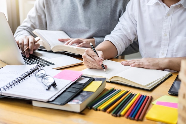 Sección media de personas de negocios que trabajan en el escritorio en la oficina