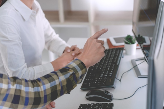 Sección media de personas de negocios que trabajan en la mesa
