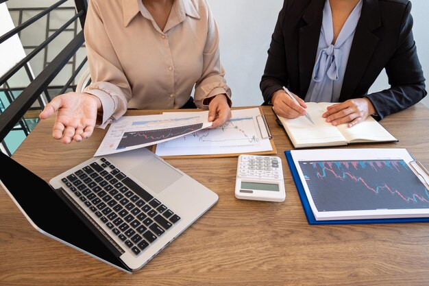 Foto sección media de personas de negocios que trabajan en la mesa