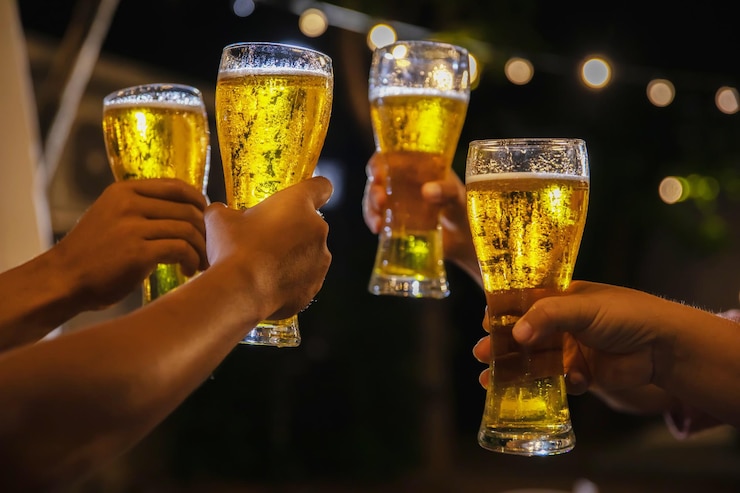 Foto sección media de personas sosteniendo una copa de vino