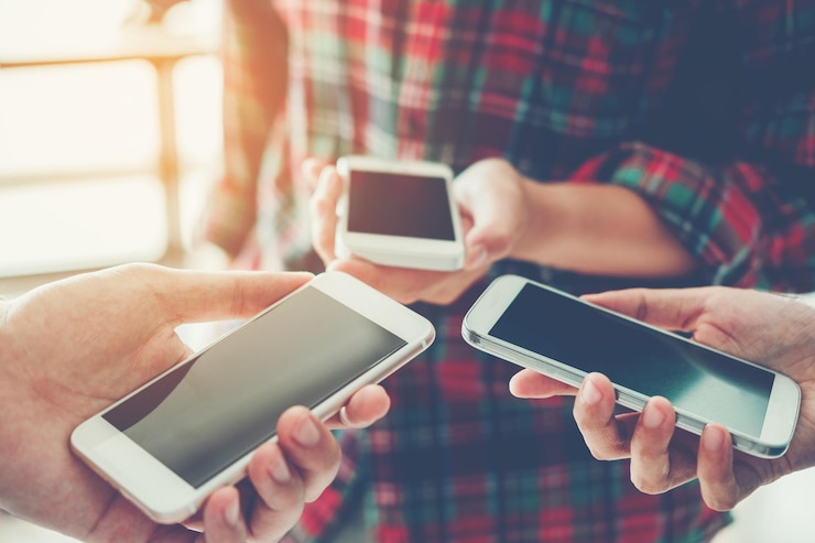 Foto sección media de personas con teléfonos móviles