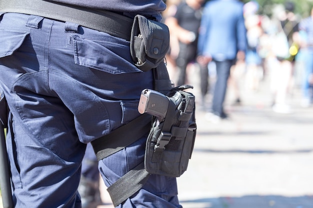 Foto sección media de la policía de pie en la calle