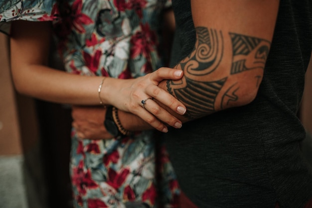 Foto sección media de primer plano de una pareja abrazándose mientras están de pie al aire libre