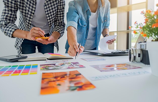 Foto sección media de profesionales del diseño que trabajan en la oficina