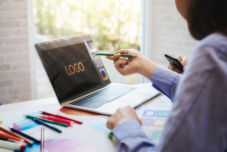 Foto sección media de profesionales del diseño trabajando en una mesa en la oficina