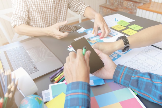 Sección media de profesionales del diseño trabajando en la mesa