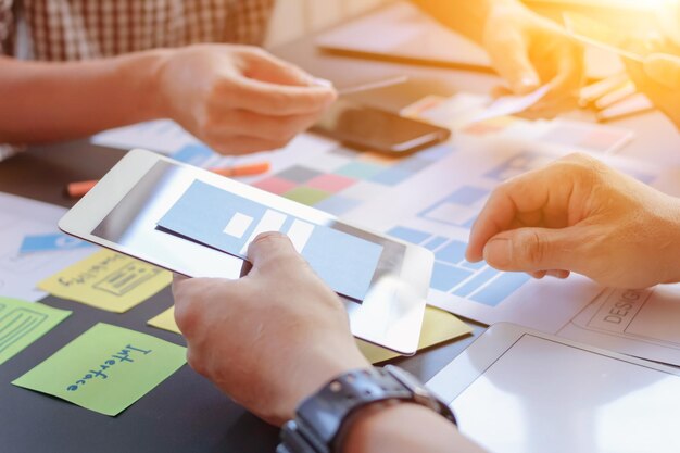 Sección media de profesionales del diseño trabajando en la mesa