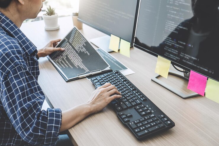 Foto sección media de programadoras de computadoras que codifican en la oficina