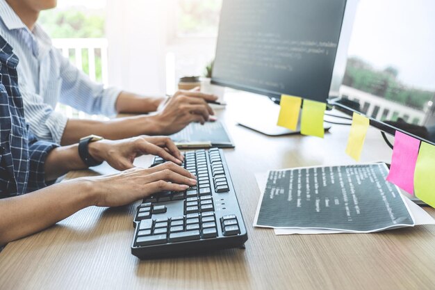 Sección media de programadores de computadoras en la oficina