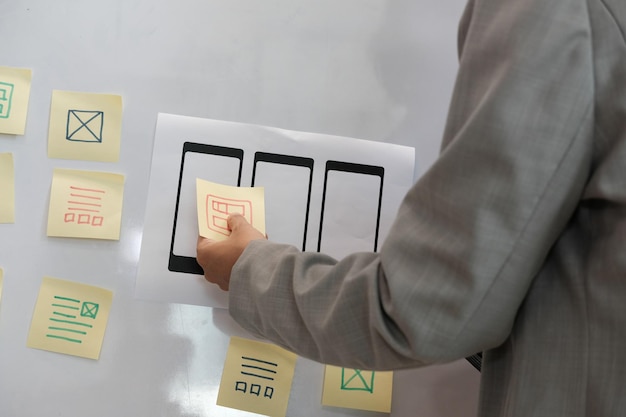 Sección media de programadores que trabajan en la oficina