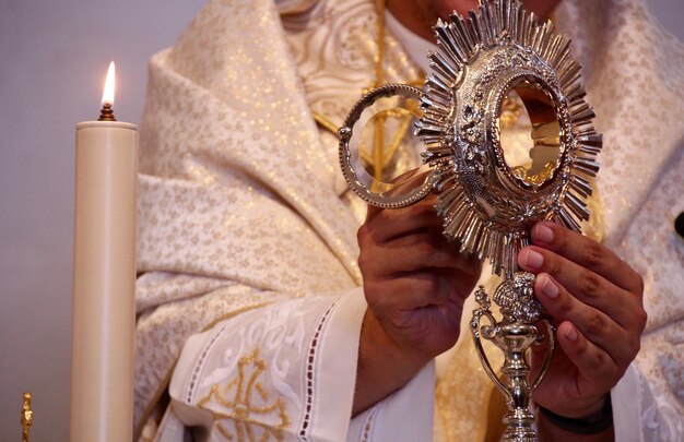 Sección media del sacerdote realizando rituales