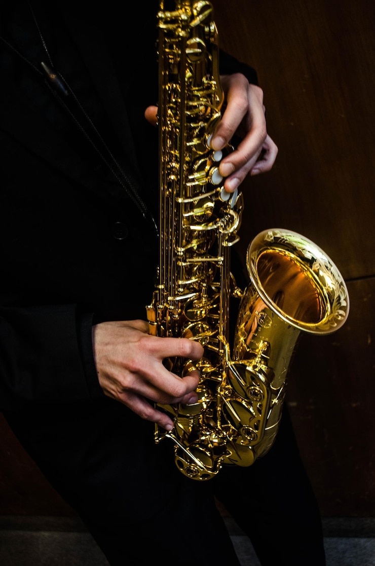Foto sección media del saxofón masculino