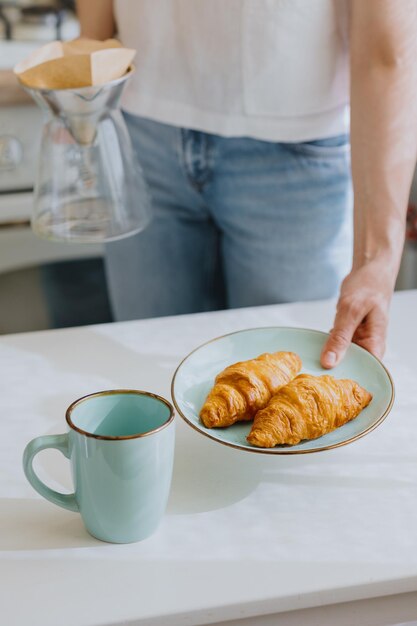 Foto sección media de la taza de café en la mesa