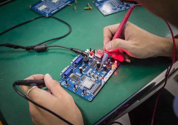 Sección media del técnico que repara la placa de circuitos
