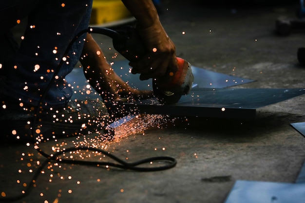 Foto sección media del trabajador que corta metal