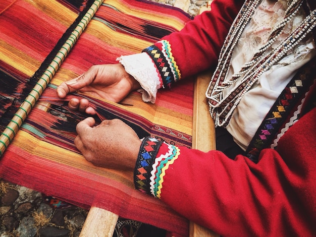 Foto sección media del trabajador que teje textiles