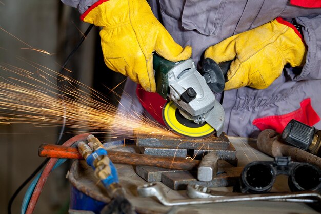 Foto sección media del trabajador que trabaja en el taller