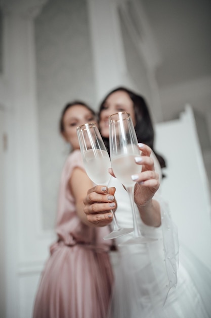 Foto sección media del vaso de bebida de una mujer