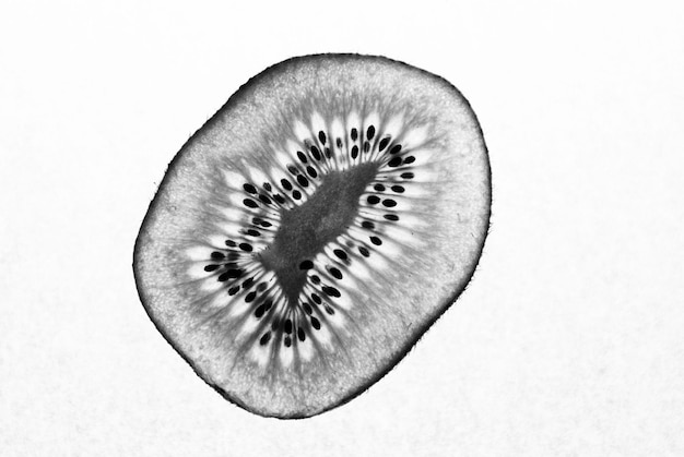Sección transversal directamente por encima del kiwi sobre un fondo blanco