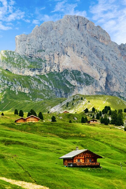 Seceda Berg mit grünem Gras