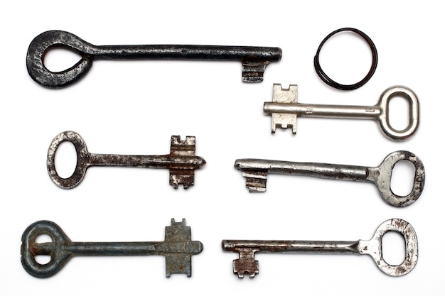 Sechs alte rostige Schlüssel und Schlüsselring