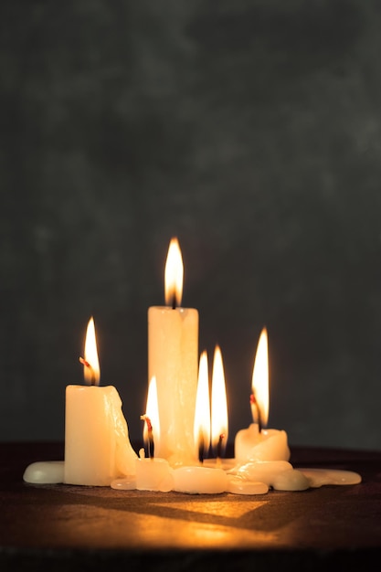 Sechs brennende Kerzen und der Davidstern vor einem dunklen Hintergrund