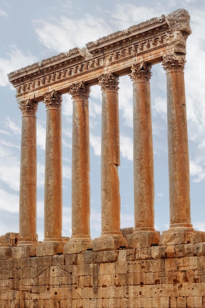 Sechs Säulen von Baalbek im Beqaa-Tal, Libanon. Es liegt etwa 85 km nordöstlich von Beirut und etwa 75 km nördlich von Damaskus. Es hat zu seiner Ernennung zum UNESCO-Weltkulturerbe im Jahr 1984 geführt.