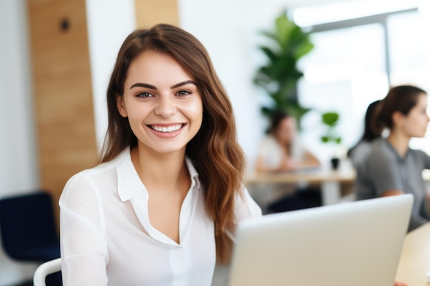 Secretária de beleza sorrindo trabalhando em um laptop no escritório ao fundo