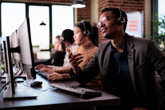 Secretária de recepção atendendo telefonema do cliente no atendimento ao cliente, ajudando as pessoas no suporte do call center. Recepcionista masculino dando assistência de telemarketing na linha telefônica no escritório.