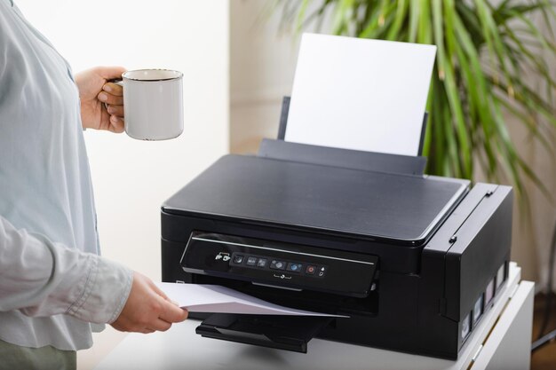 Secretária de trabalho de escritório ou gerente de escritório usando scanner de impressora ou máquina de cópia a laser