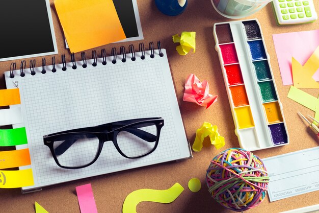 Secretária de um artista com muitos objetos de papelaria