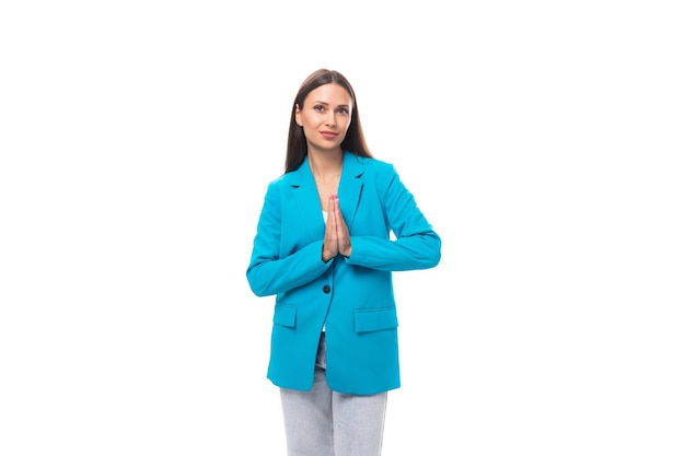Secretária jovem morena em uma jaqueta elegante azul sobre um fundo branco com espaço de cópia