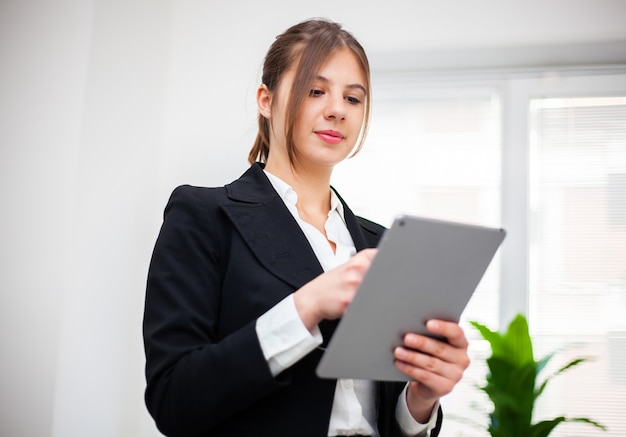 Secretaria joven usando una tableta digital