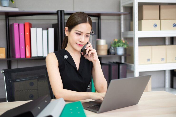 Una secretaria llama a su cliente.