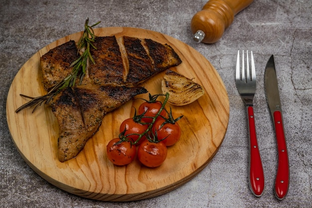 Secreto de cerdo ibérico con guarnición de verduras y romero