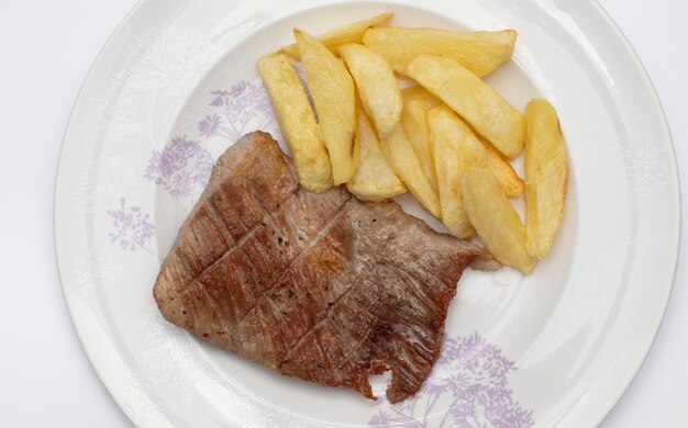 Un secreto ibérico es una carne de cerdo muy apreciada en España Como guarnición unas patatas fritas caseras