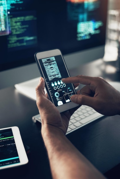 Foto el secreto para salir adelante es comenzar captura recortada de un hombre irreconocible usando un teléfono celular en una oficina moderna