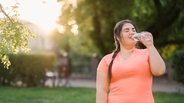 La sed reduce el bienestar saludable de la mujer con sobrepeso