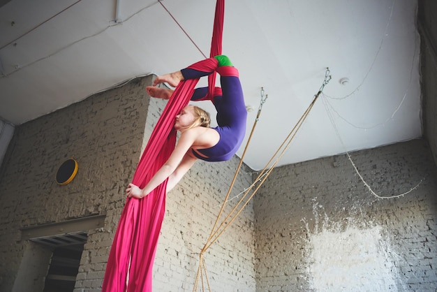 Foto seda aérea, adolescente fazendo ginástica