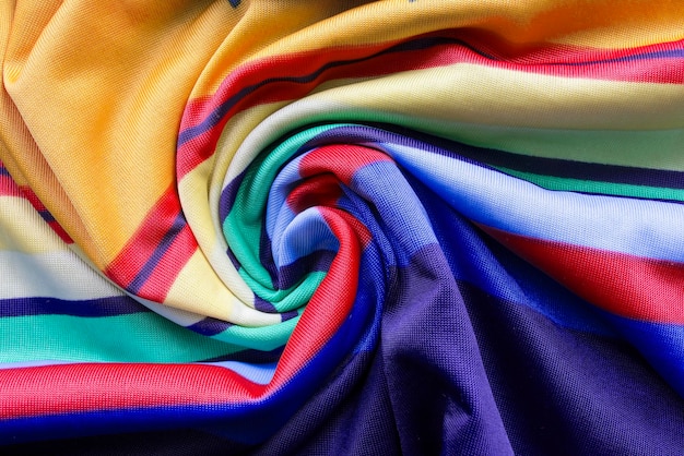 Seda drapeada de colores