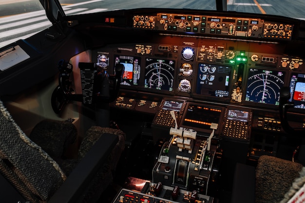 Foto sede do capitão, primeiro oficial no cockpit da boeing.