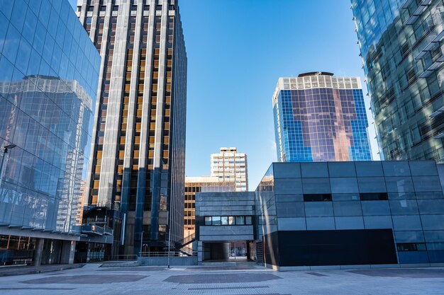 Foto sedes de edifícios de vidro e aço de grandes empresas no distrito financeiro de madrid