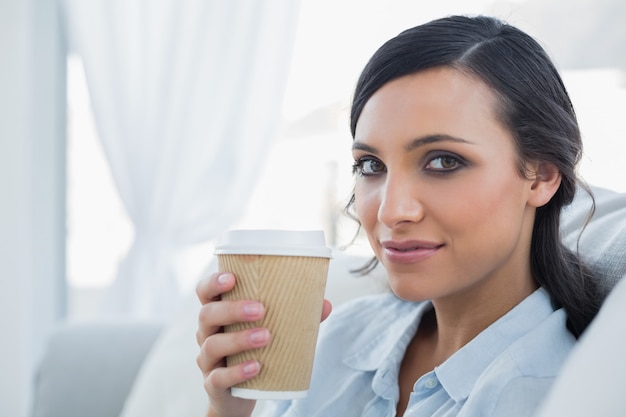 Seductora morena con taza de café