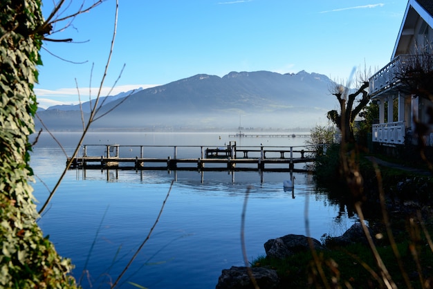 See Annecy in Frankreich im Herbst bei Sonnenuntergang