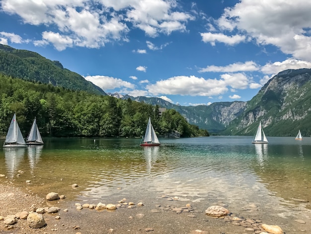 See Berge Segelboote Bohinj. Triglav Nationalpark, Slowenien.