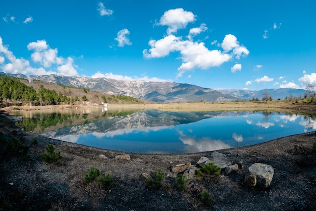 See im Berg mit ruhigen Wasserreflexionen