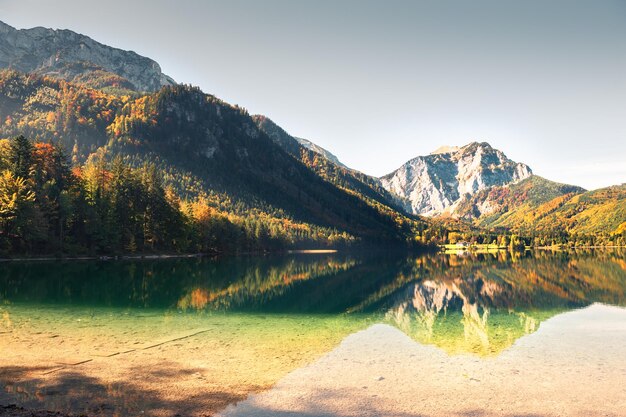 See im Herbst Alpenberge bei Sonnenuntergang Vorderer Langbathsee Österreich Wunderschöne Herbstlandschaft