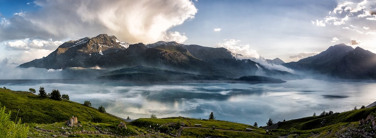 Foto see im hochgebirge mit reflexion der berge am see.