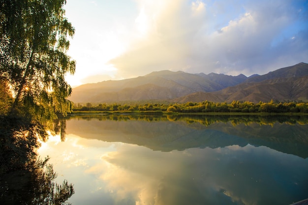 See in den Bergen Ruhige Bucht im Grünen bei Sonnenuntergang Erholungsort Kirgistan Lake IssykKul