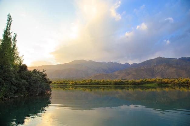 See in den Bergen Ruhige Bucht im Grünen bei Sonnenuntergang Erholungsort Kirgistan Lake IssykKul